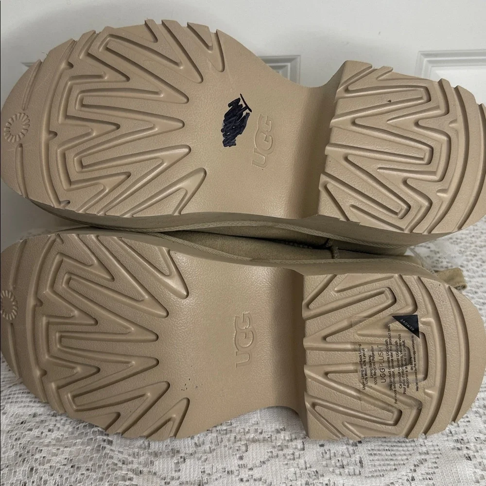 NWOT UGG Beige Suede Platform Ankle Booties with Shearling fur sz 9
